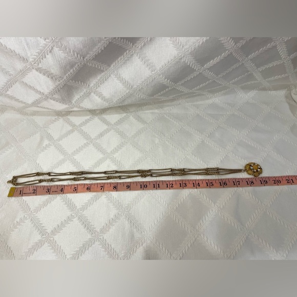 Elegant Talbot’s Gold Tone Flower Pendant Necklace - Picture 4 of 5